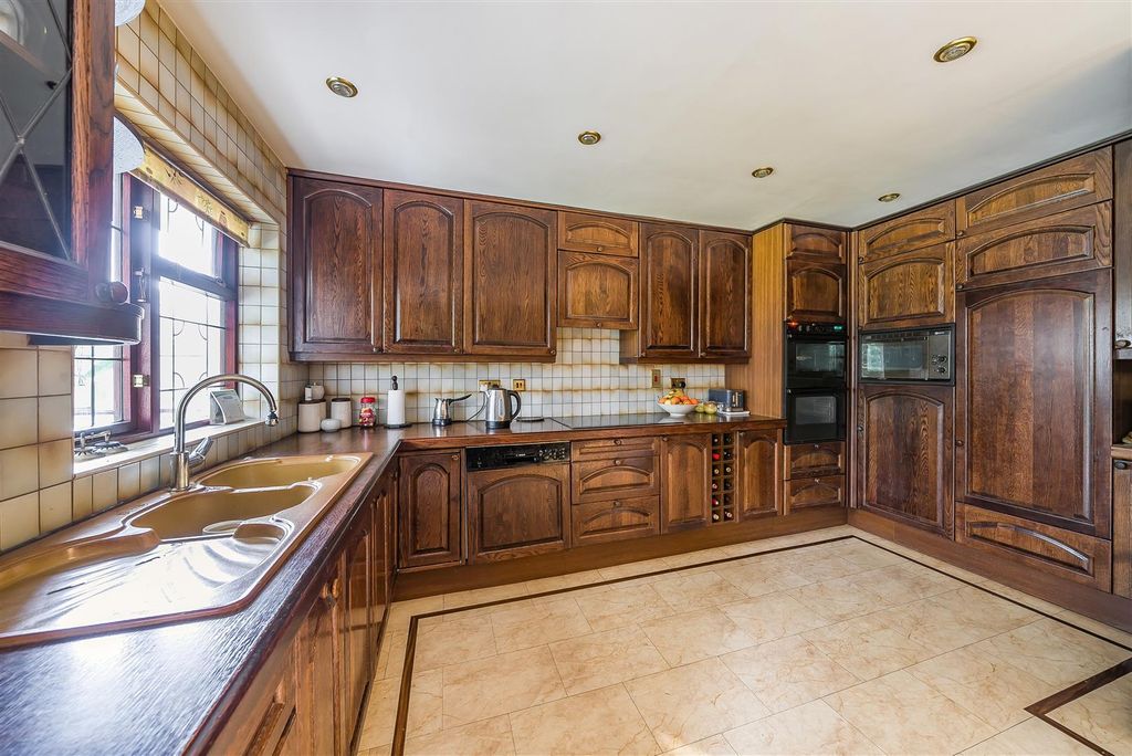 Property photo 3 of 16 Kitchen 2.Jpg
