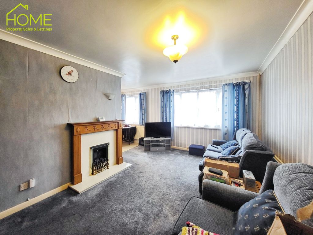 Property photo 3 of 11 Lounge