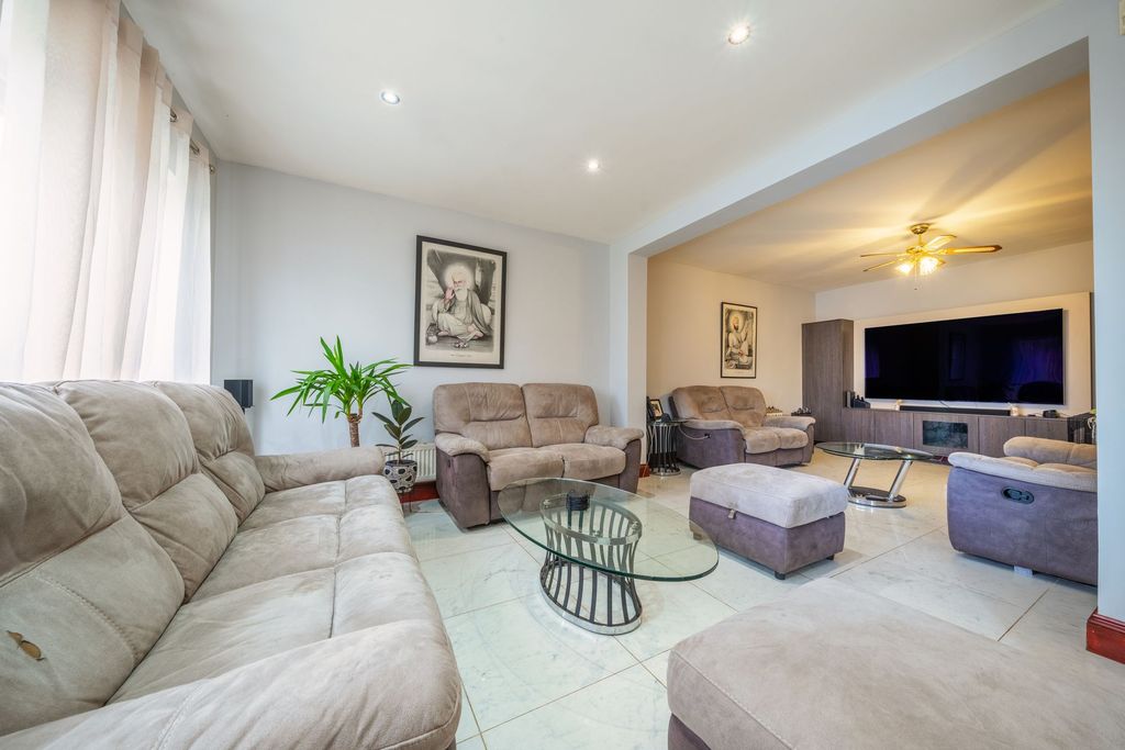 Property photo 2 of 20