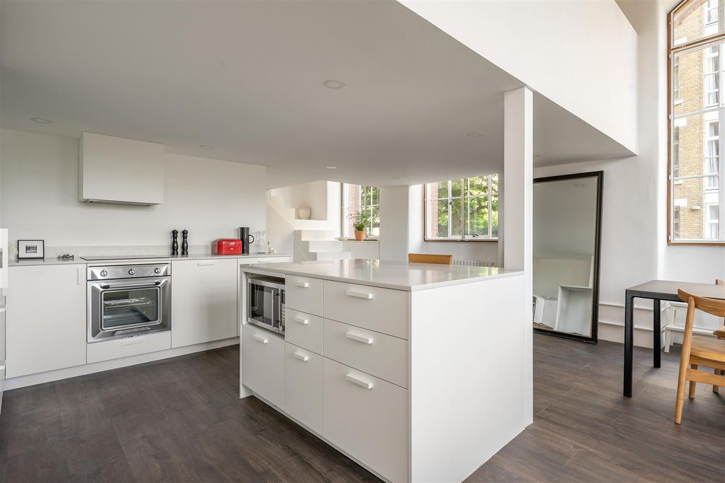 Property photo 3 of 31 Fairfield Road, E3