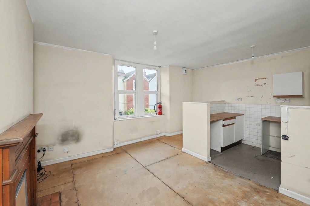 Property photo 2 of 11 Flat 2, 43 City Road, St Pauls, Bristol, Bs2 8Tu