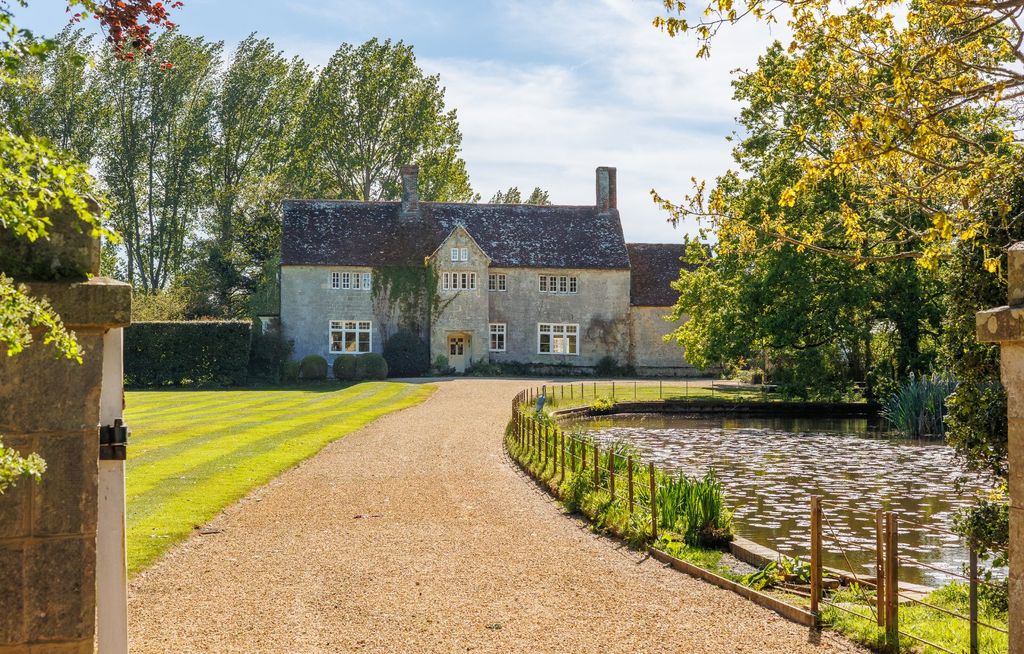 Property photo 1 of 15 Great Budbridge