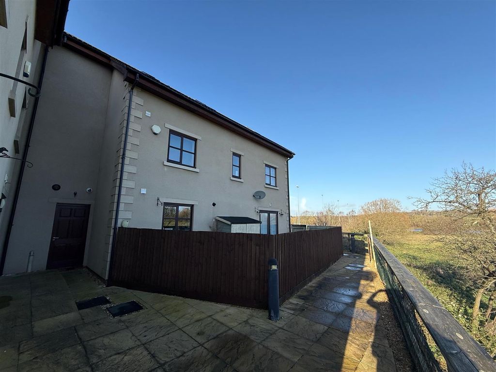 Property photo 1 of 20 Outside