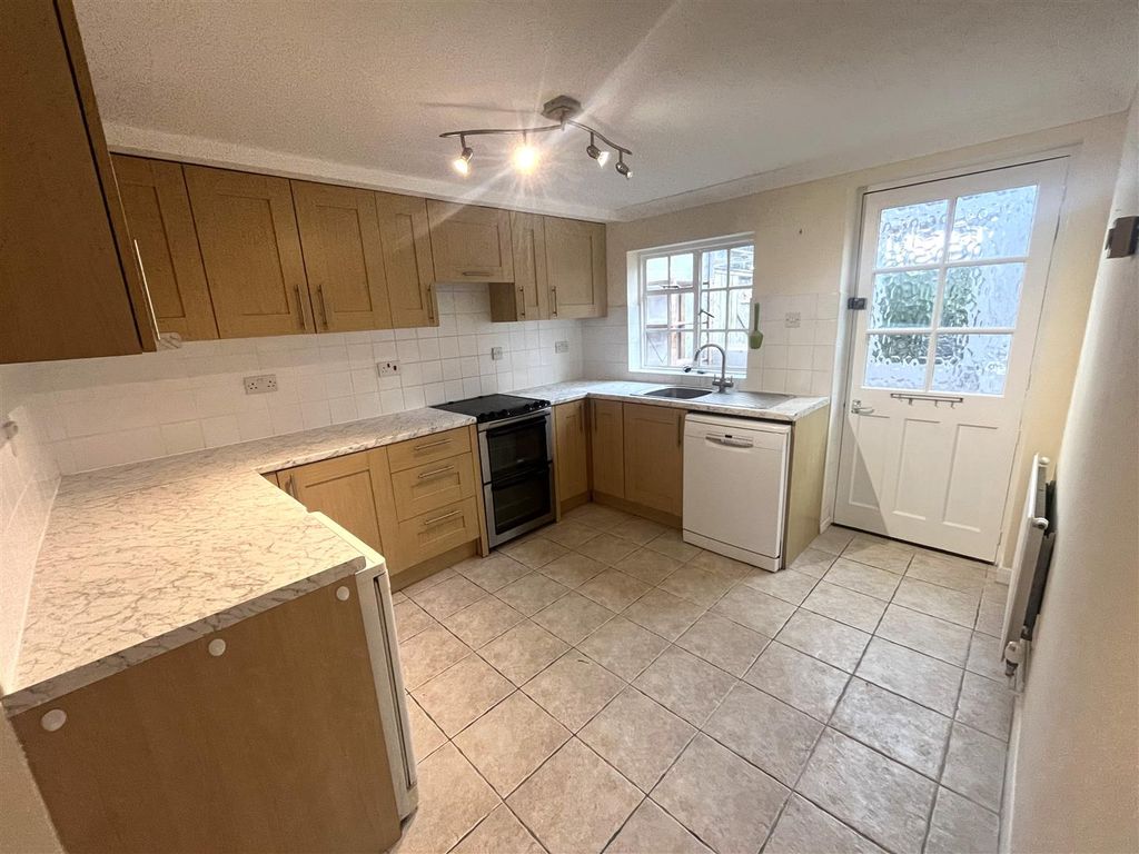 Property photo 3 of 12 Kitchen