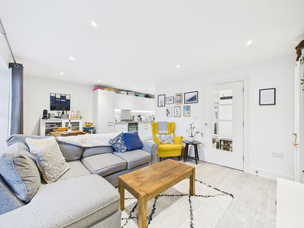 Property photo 1 of 12 Cam02136G0-Pr0508-Still026