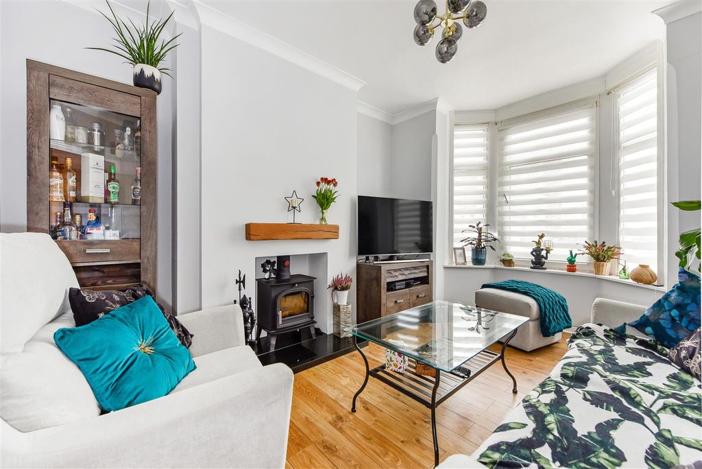 Property photo 3 of 28 Lounge.Jpg