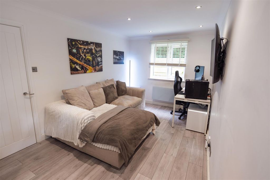 Property photo 2 of 18 108 Markwell Wood5.Jpg