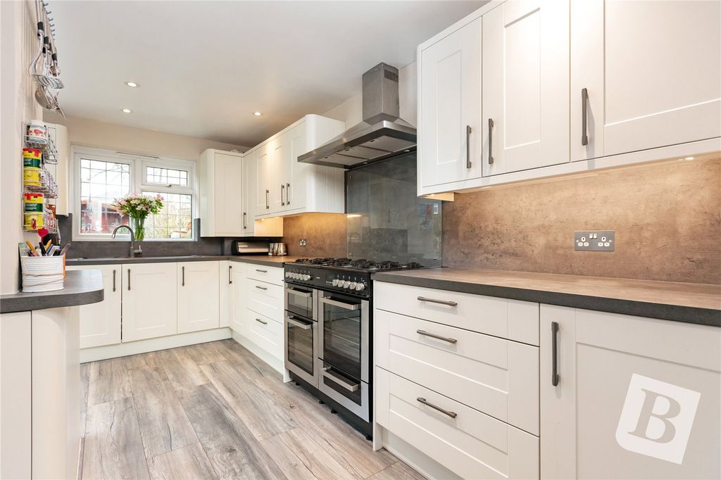 Property photo 3 of 28 Kitchen