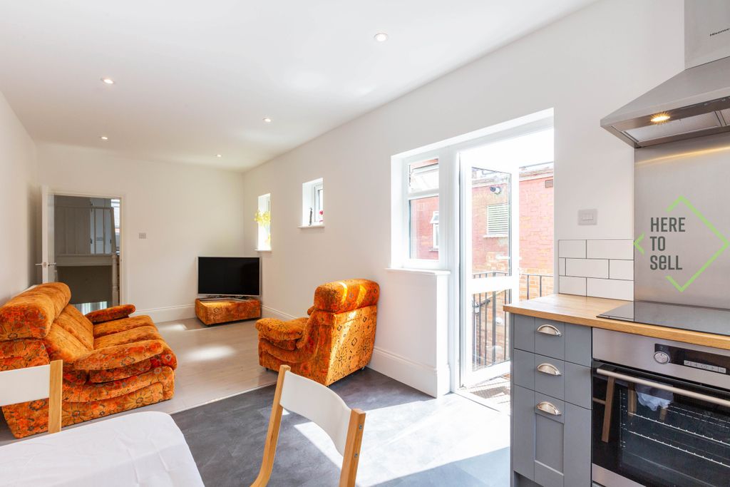 Property photo 3 of 17 47B Parkland Road, N22 6Su-8