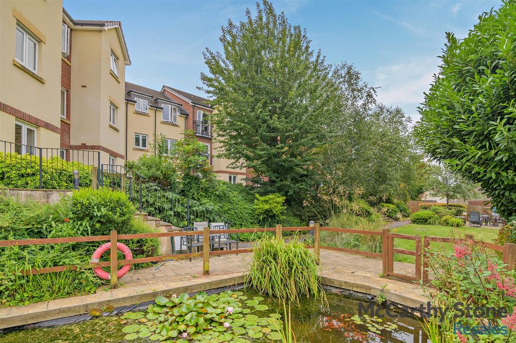 Property photo 2 of 16 Communal Gardens