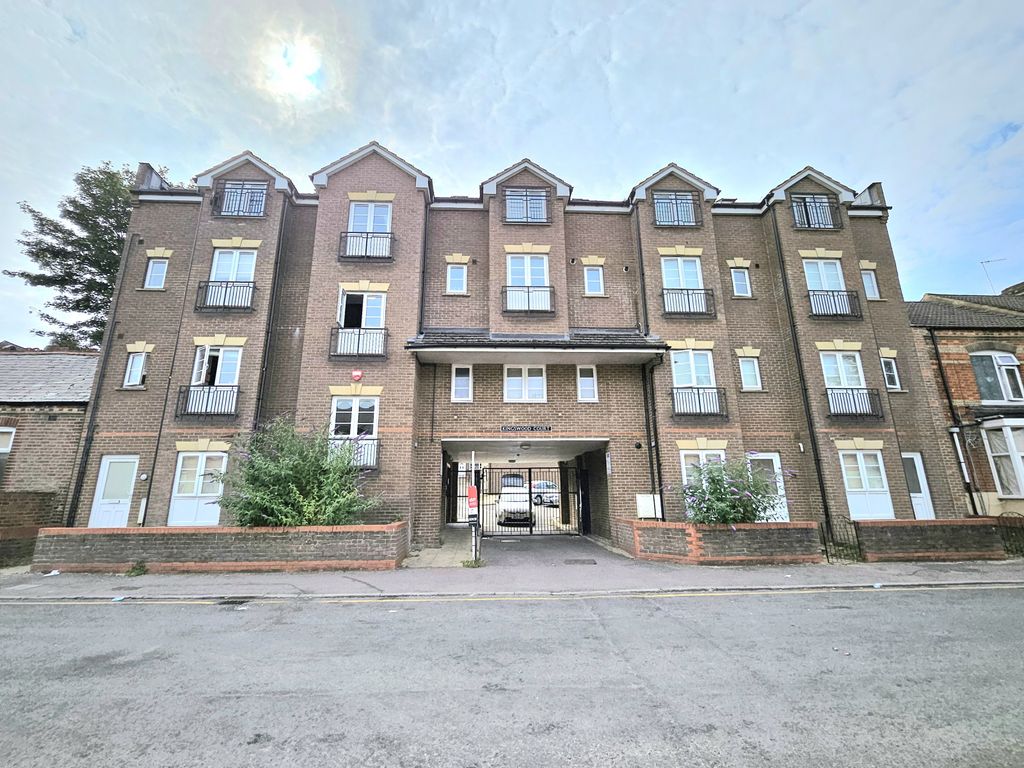 Property photo 1 of 7 Well-Presented One Bedroom Apartment | Private Parking | Close To Town Centre
