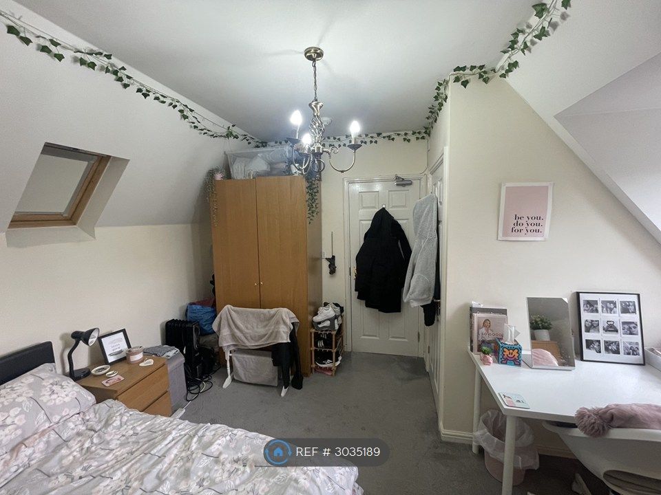 Property photo 3 of 12 Spacious Large Room