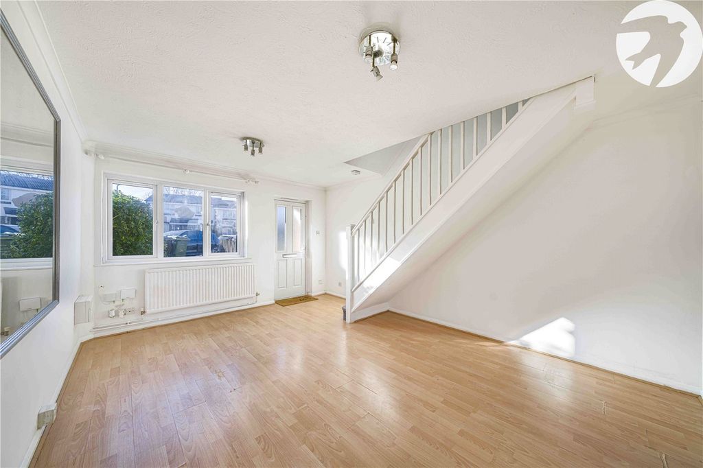 Property photo 3 of 18 Lounge