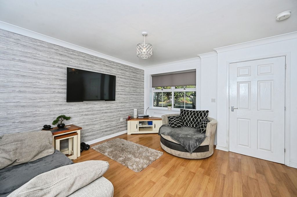 Property photo 3 of 17 Lounge
