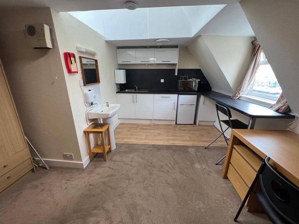 Property photo 2 of 8 Room