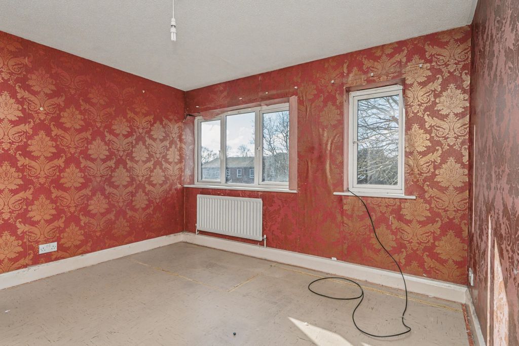 Property photo 2 of 14 27 The Chantrys, Farnham, Surrey, Gu9 7Ag