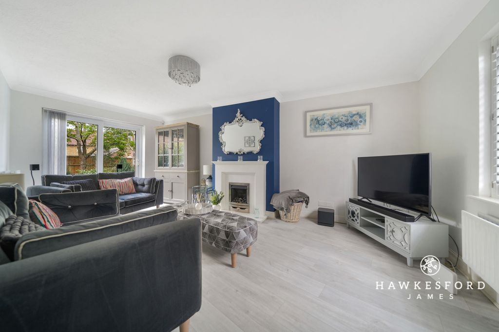 Property photo 2 of 17 Sharfleet Crescent, Iwade - Lounge