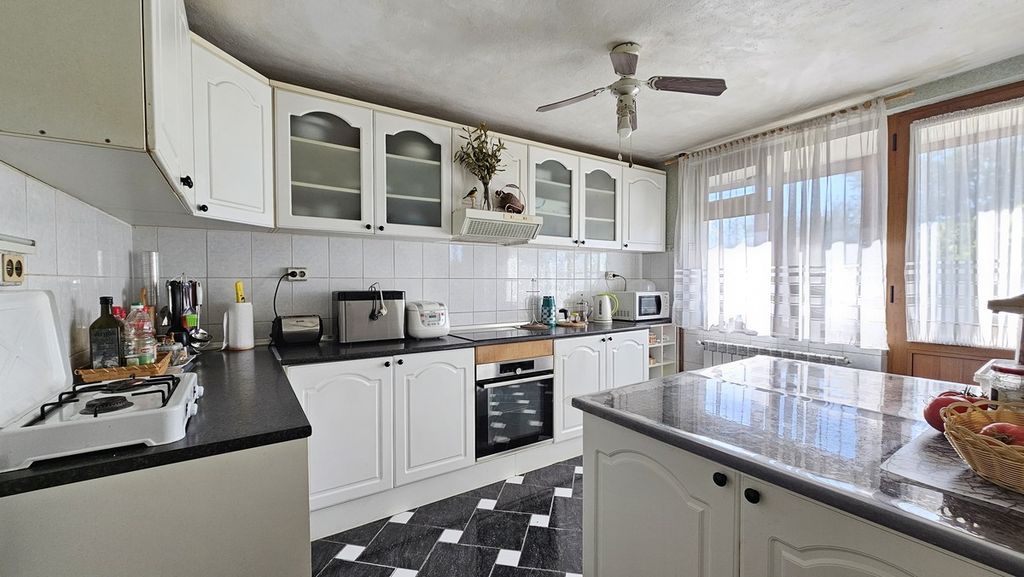 Property photo 2 of 34