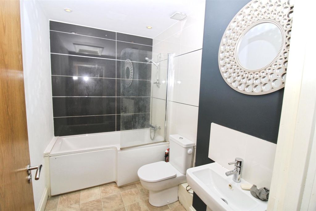 Property photo 3 of 12 Bathroom