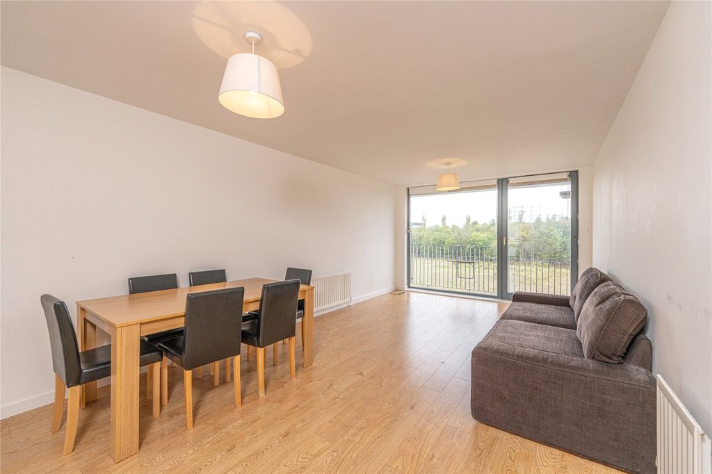 Property photo 2 of 17 Lounge / Diner