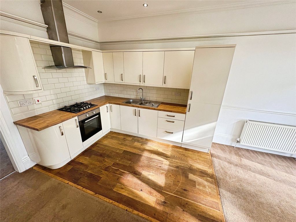 Property photo 2 of 10 Living Room/Kitchen