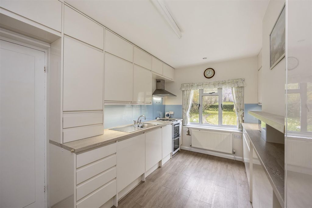 Property photo 3 of 18 Kitchen