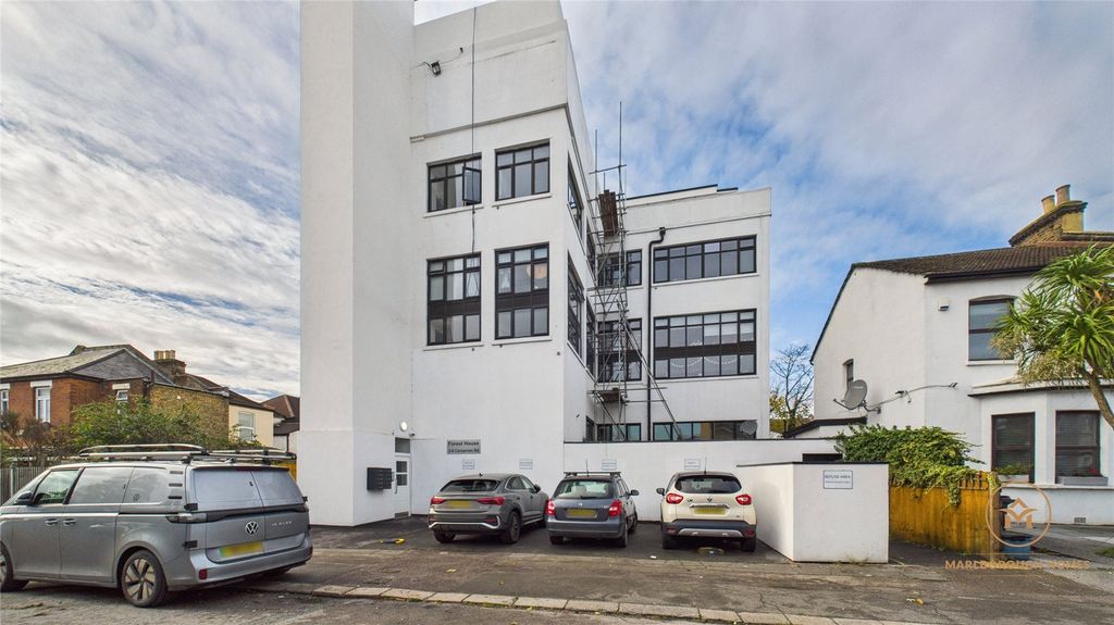 Property photo 1 of 17 London E18