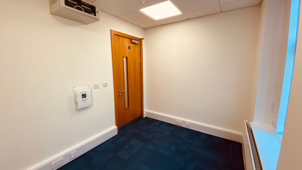 Property photo 2 of 10 60-07 To Let