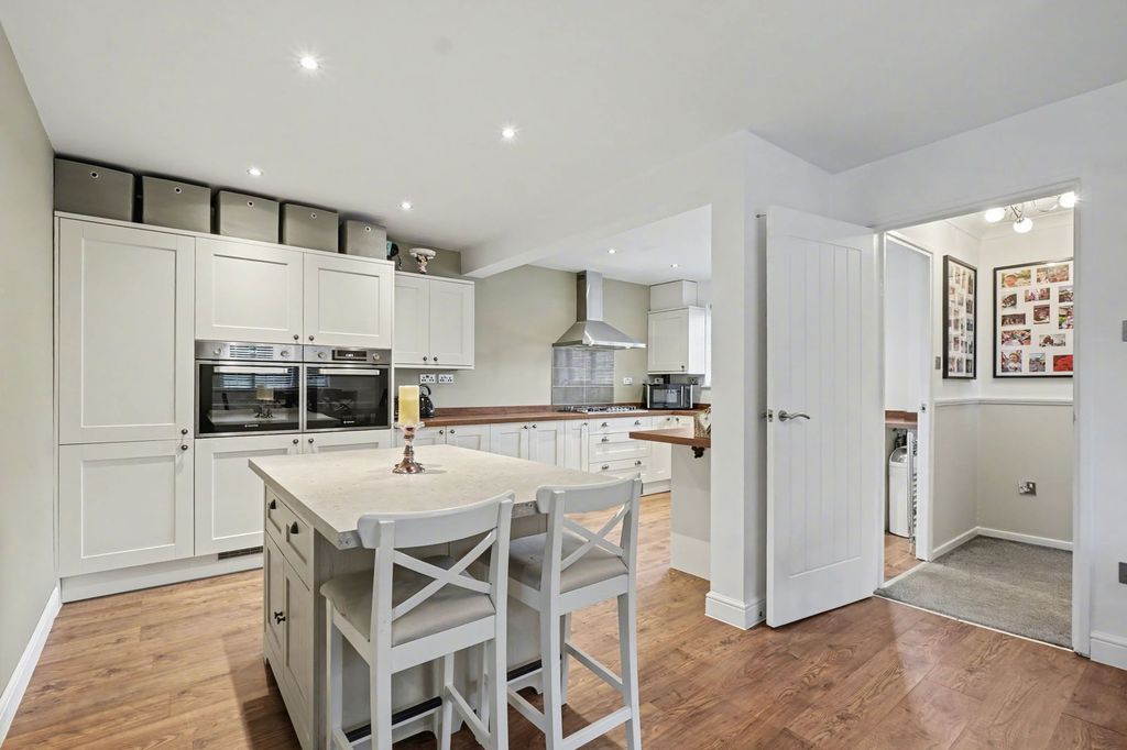 Property photo 2 of 32