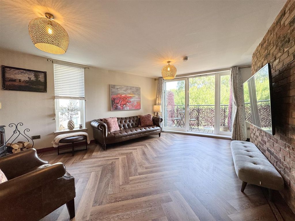 Property photo 2 of 16 Lounge