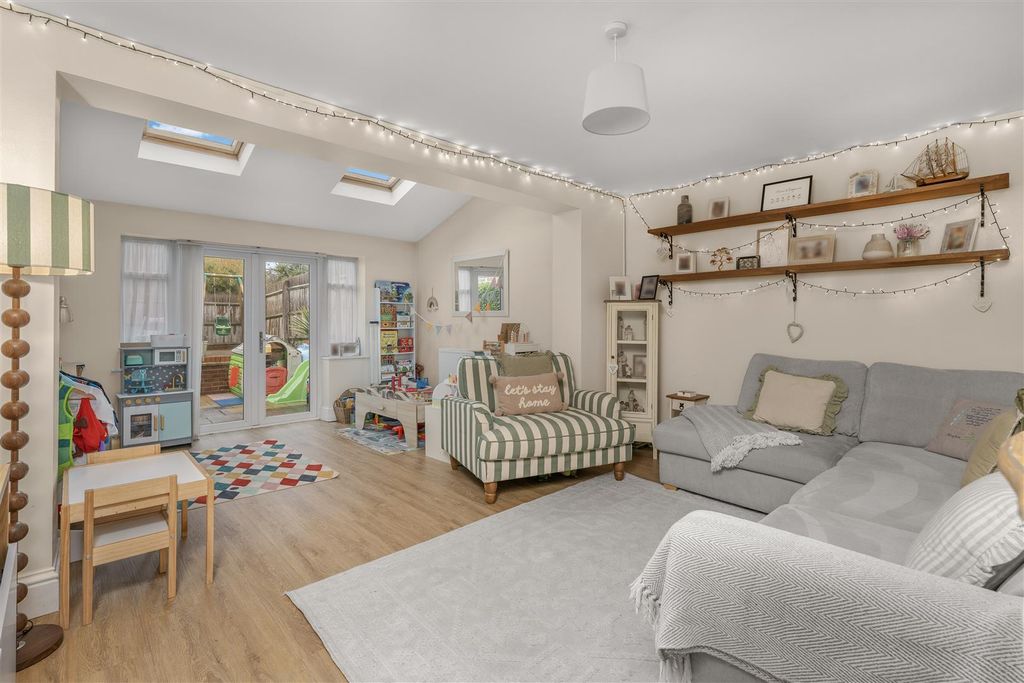 Property photo 2 of 13 27 Nuffield Drive, Banbury-13.Jpg