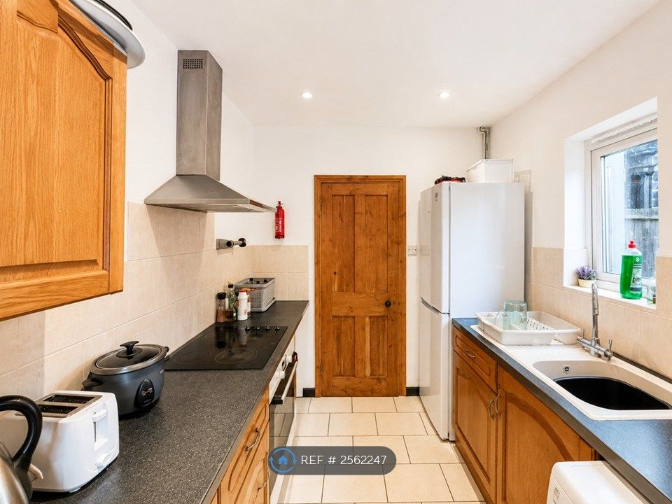 Property photo 3 of 9 Kitchen
