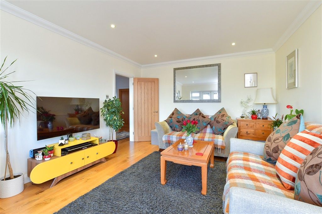 Property photo 3 of 17 Lounge