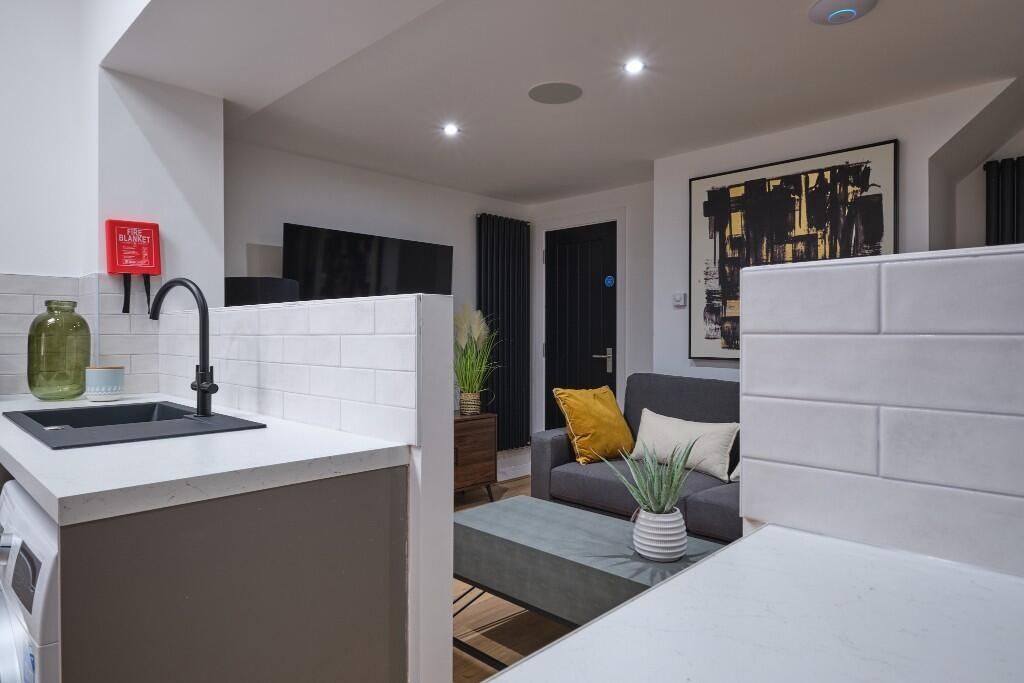 Property photo 2 of 13 A Modern And Well-Maintained Living Room With Ampl...