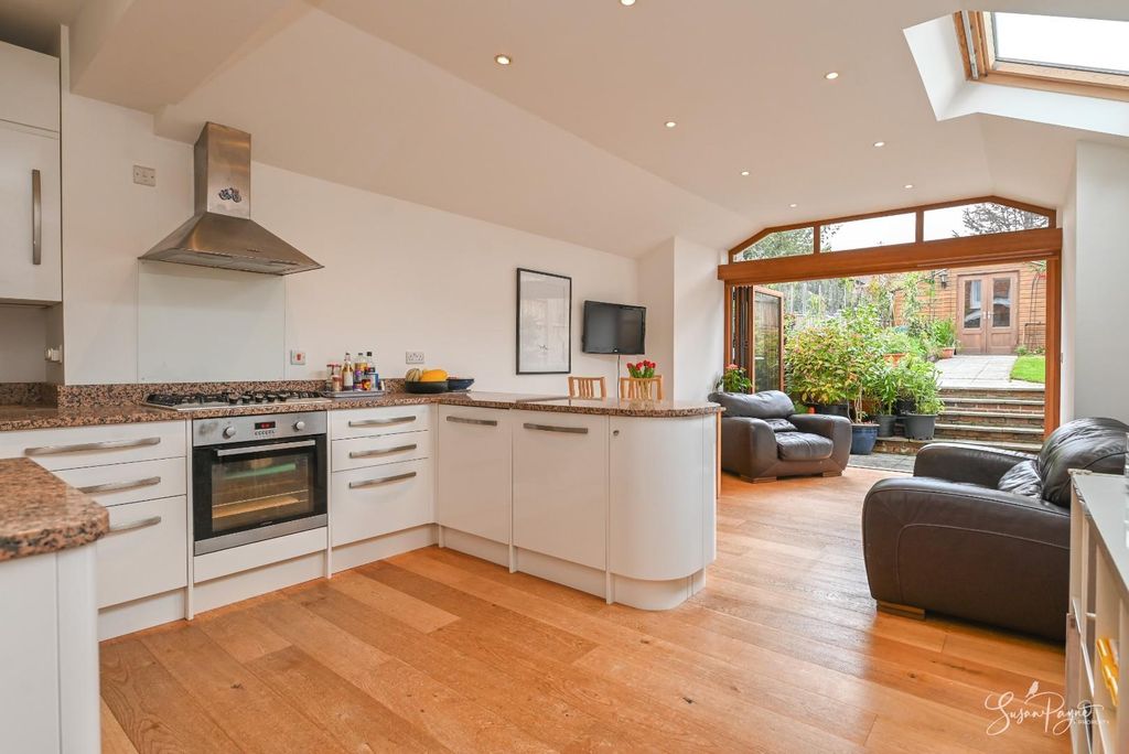 Property photo 1 of 25 Welcome To 8 Osborne Road