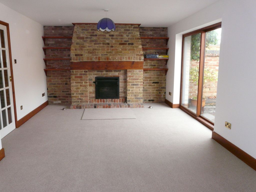 Property photo 3 of 7 Lounge