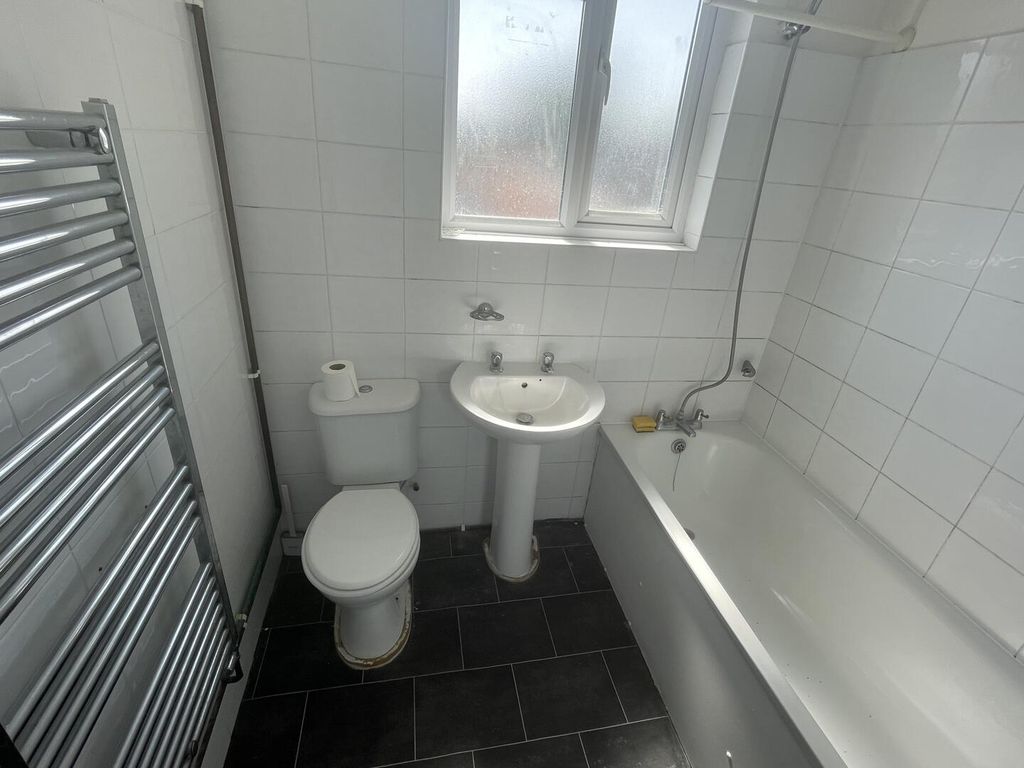 Property photo 2 of 9 Bathroom