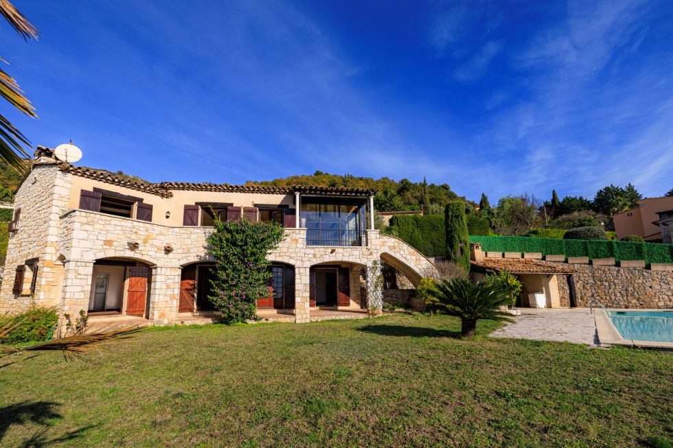 Property photo 2 of 27