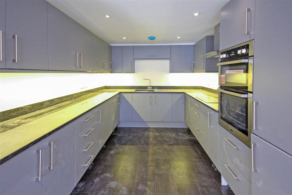 Property photo 3 of 14 Kitchen