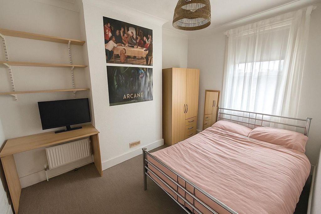 Property photo 3 of 8 Bedroom 2.Jpg