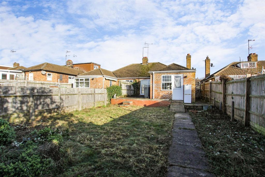 Property photo 2 of 12 Garden