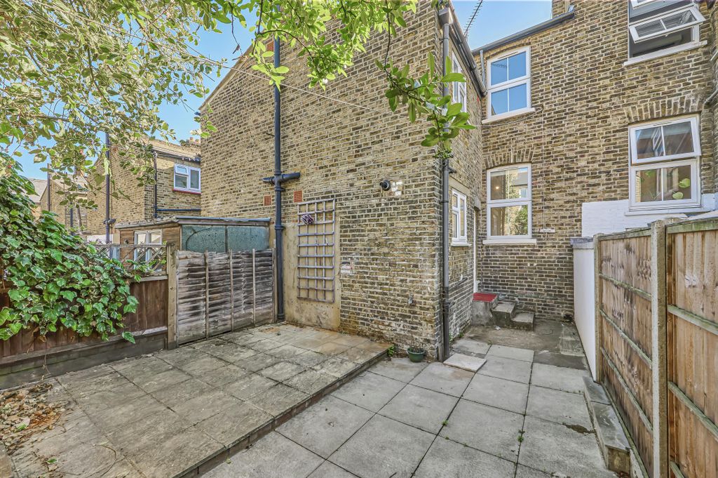 Property photo 3 of 11 Daniel_Watney__Tuskar_Street__Se10_18.Jpg
