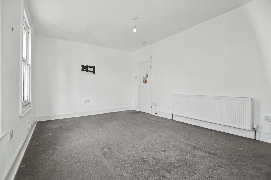 Property photo 3 of 9 12B Cressingham Road, Lewisham, London, Se13 5Ag