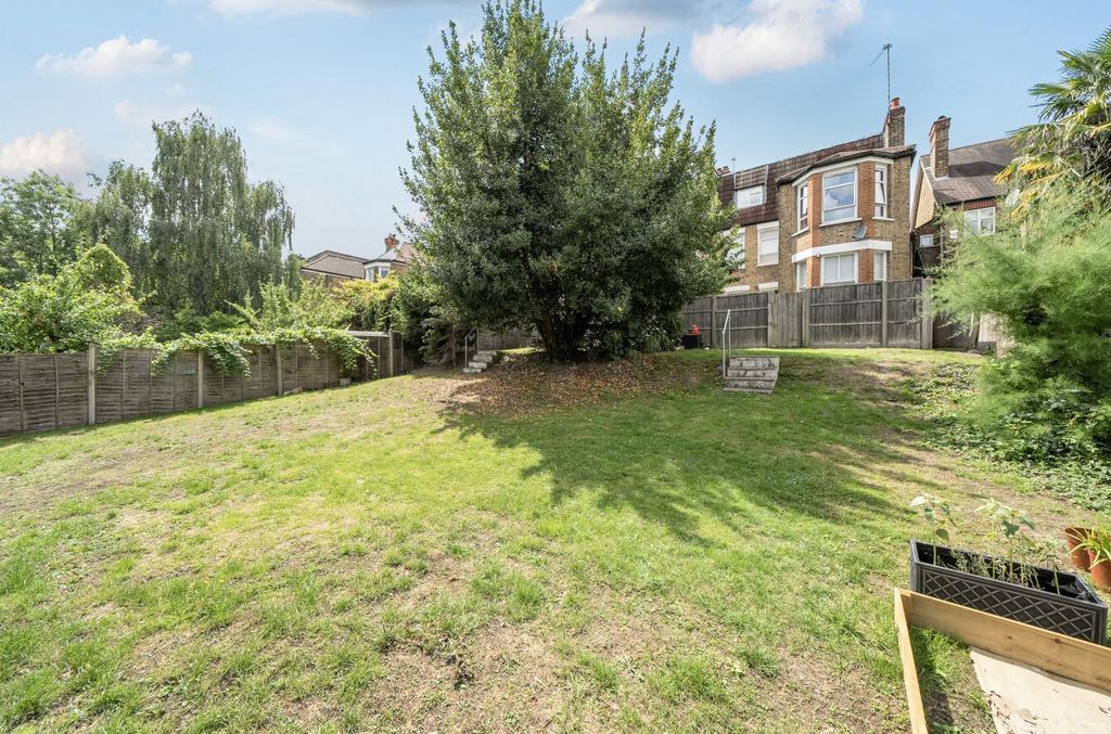 Property photo 1 of 12 Communal Gardens2