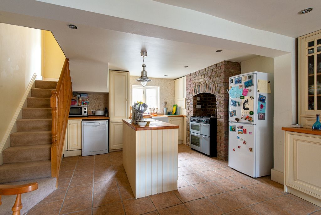 Property photo 3 of 11 Kitchen