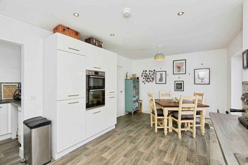 Property photo 3 of 27 Kitchen