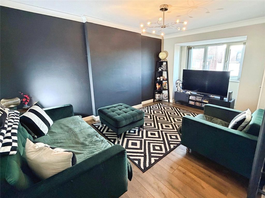 Property photo 3 of 23 Lounge