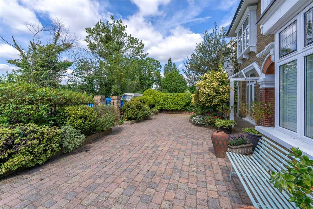 Property photo 2 of 15 Front Garden