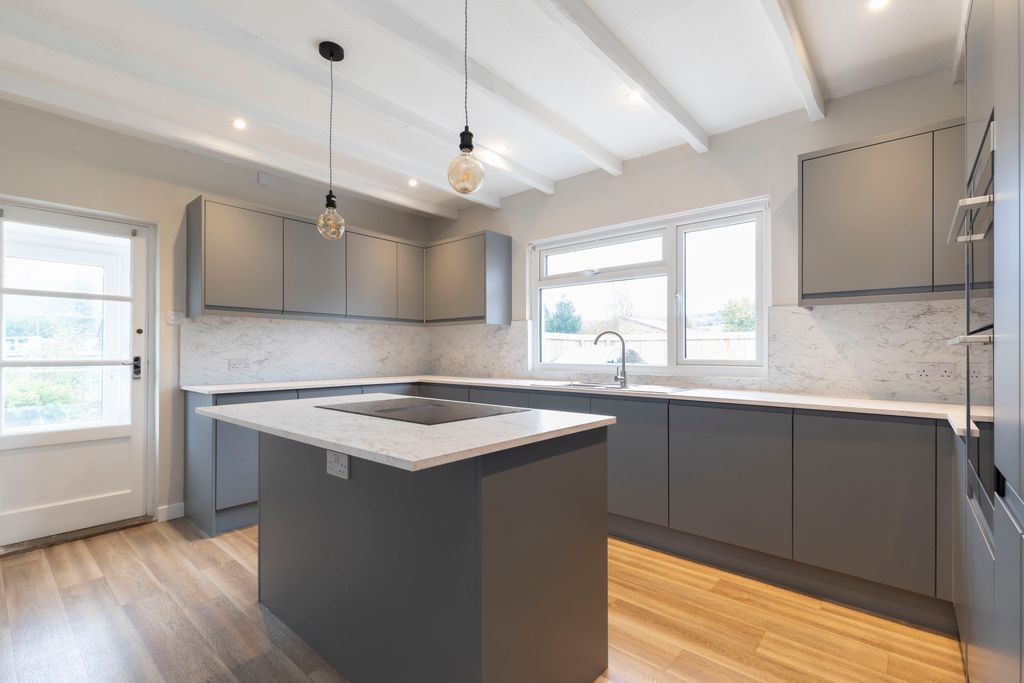 Property photo 2 of 15 51 Ryeworth Road-09