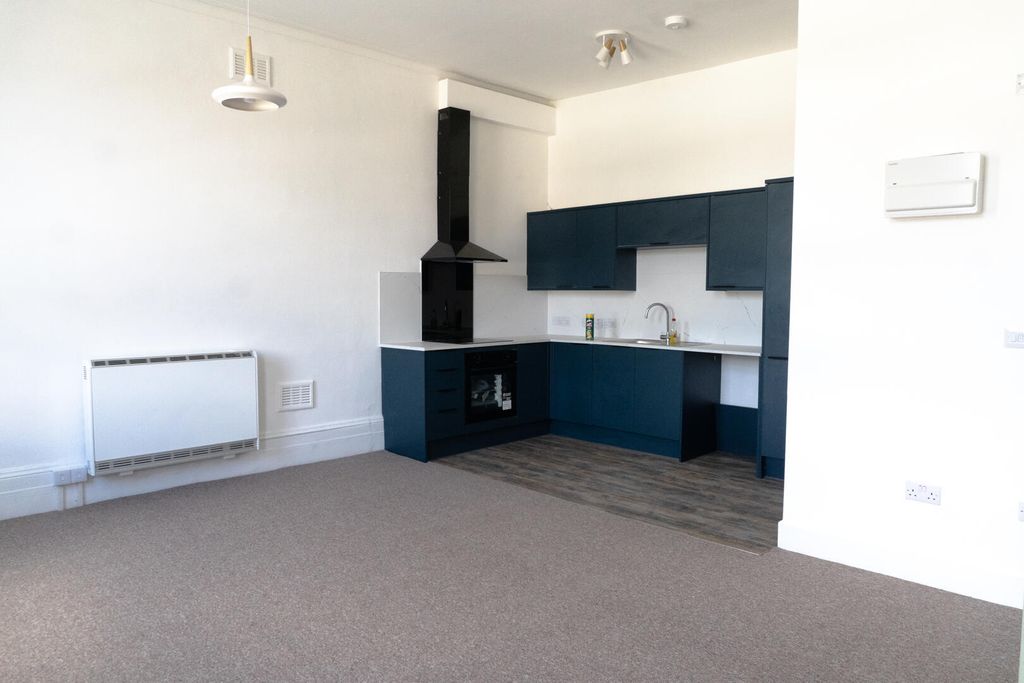 Property photo 3 of 10 Kitchen